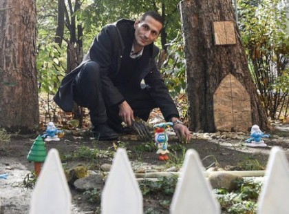 Csak a gyerekeknek akartam jót, a boltom előtt épített Hupikék Törpikék faluval. Álmaimban sem gondoltam volna, hogy ilyenre képesek embertársaim!