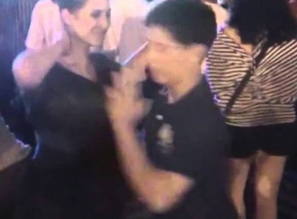 A 14 éves fiú felkér egy érett nőt táncolni – nézd mit csinál mikor megfogja a nő kezét