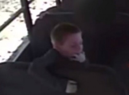 A buszsofőr felemeli a megrémült kisfiút… ami 5 másodperccel később történik, az egy igazi rémálom