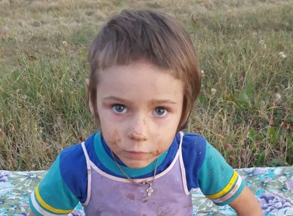 A férfi meglátja a 4 éves kislányt, aki elmenekült részeg szülei elől…