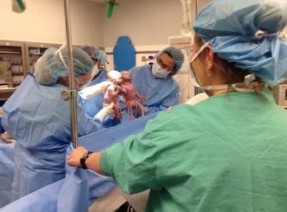 A friss anyuka hallja, hogy az orvosok zihálnak a szülőszobában. Aztán megnézi közelebbről a babáit, és rájön, hogy mi történt