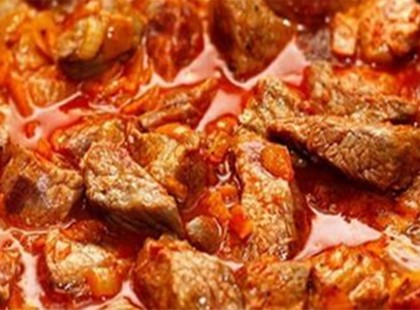 A papa ínycsiklandó pörkölt receptje, a családi ebédekre ezt a finomságot mindig ő készíti!