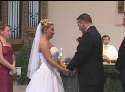 A pár hűséget esküszik egymásnak – ekkor olyan vicces dolog történik amin az egész templom nevet