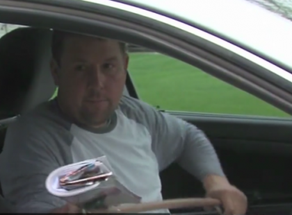 A postás levelet hoz a 94 éves asszonynak… aztán sírást hall a házból, és betöri az ajtót