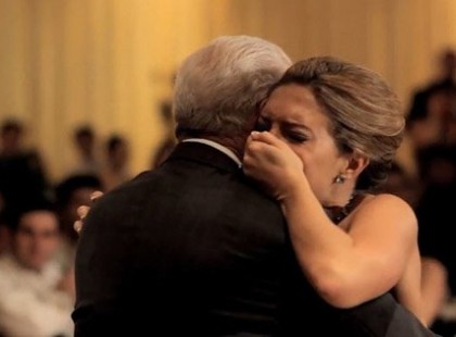 Az apa meghal az esküvő előtt – majd egy hang a templomban azt mondja a menyasszonynak, hogy forduljon meg