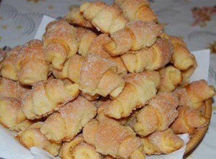 Cukorba forgatott kiflicskék, ínycsiklandó finomság ünnepi alkalmakra!