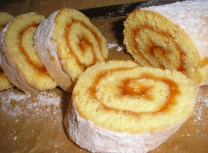 Egyszerű házias piskótatekercs, a hagyományos süteményeknél nincs is finomabb!
