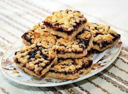 Egyszerű reszelt süti jó sok lekvárral! Igazi nagyiféle édes finomság!