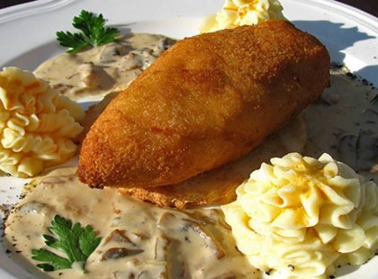 Fenséges fokhagymás, szalonnás csirkemell, minden hétvégén ezt kéri a család!