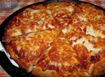 Ínycsiklandó serpenyős pizza, mióta kipróbáltuk ezt a receptet, csak így készítjük!