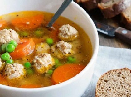 Ínycsiklandó zöldborsóleves húsgombócokkal, a család kedvenc levese lett!