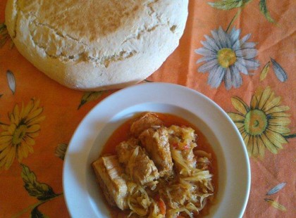 Lecsós káposzta oldalassal, és punya a cigánykenyér