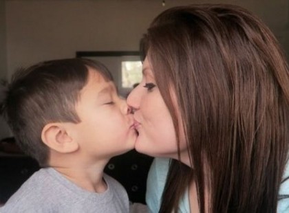 Mit gondoltok azokról az anyukákról, akik szájon csókolják gyermeküket? Olvasd el, hogy mit mondanak a szakemberek…