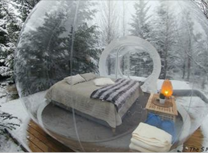 Nem is gondolnád, de ez az üveggolyó egy szállodai szoba! Aludnál benne?