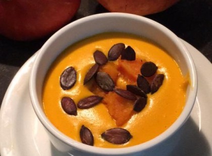 Sűrű, tejszínes sütőtök krémleves Hokkaido-tökből pirított tökmaggal