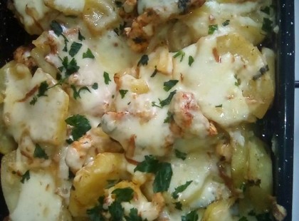 Sütőben sült krumpli csirkemell csíkokkal, sajttal a tetején. Egyszerű de finom