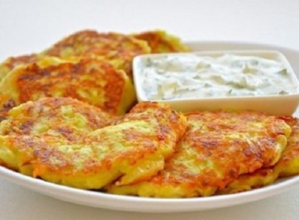 Volt otthon 2 cukkini, egy kis sajt és fokhagyma, ínycsiklandó ételt készített belőle!