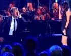 A zongorista nem hisz a fülének mikor a lány az “All by myself” című dalt adja elő