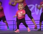 Ez a kislány színpadra lép a zumba csoporttal, a nézők le sem tudják venni róla a szemüket!