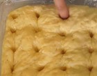 A kelt tésztát tepsibe tette és lyukakat fúrt rá, ez lett az egyik legpuhább süti, amit valaha kóstoltam!