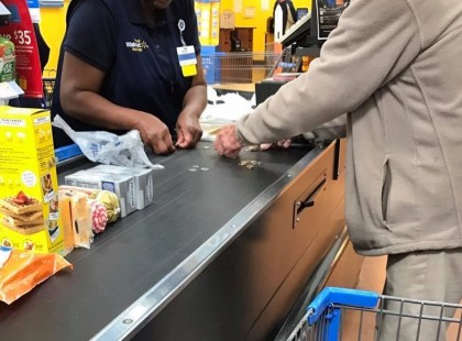 Az idős bácsi szégyellte magát mert lassú volt – de a kasszás válasza mindenkit meglepett