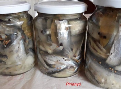 Ruszli (ecetes hal), na ki szereti rajtam kívül ezt a finomságot? Mi rajongunk érte!