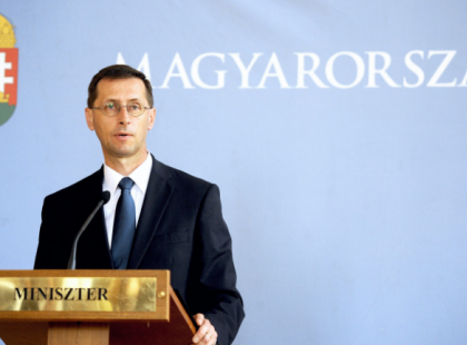 Nem csak a nyugdíjasok kapnak karácsonyi ajándékot! A dolgozóknak, munkavállalóknak 84 ezer forintos támogatást jelentett be Varga Mihály! Nem kell igényelni, mindenki megkapja! Itt olvashatod a részleteket