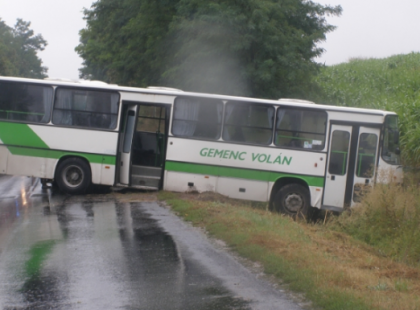 A Gemenci busz kisodródott és eldőlt. Egy 80 éves néni feküdt a földön, és mellé feküdt egy másik nő szolidaritásból, és beszélgetni az ijedt nagymamával!