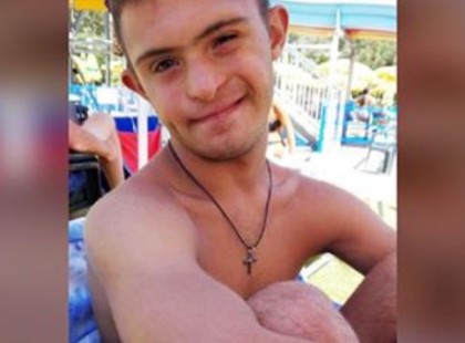 A 21 éves fogyatékos fiú kiabálást hall – beugrik a vízbe és 2 lányt ment meg a fulladástól