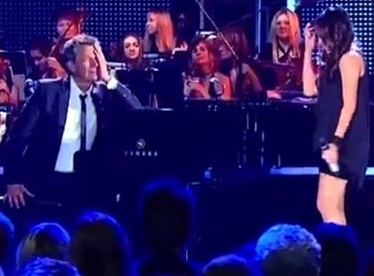 A zongorista nem hisz a fülének mikor a lány az “All by myself” című dalt adja elő