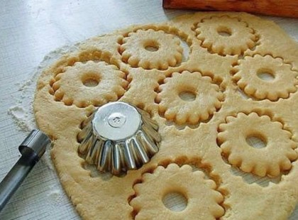 Karácsonyi keksz, ebből a tésztából aprósütemény, de akár lekváros finomság is lehet!