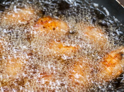 A szomszédasszony mindig almaszeleteket tesz a sütőolajba használat előtt. Nem bolond, tud valamit