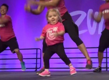 Ez a kislány színpadra lép a zumba csoporttal, a nézők le sem tudják venni róla a szemüket!