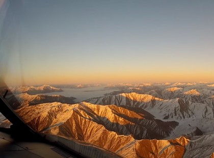 Pilóta készítette a repülőgép orrából ezt a felvételt, amelyet nem szabadna látniuk az utasoknak!
A lenyűgöző videót a kommentek alatt tekintheted meg.