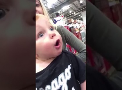 A kisfiú életében először lát karácsonyi dekorációt a boltban – meglepődése igazán őszinte