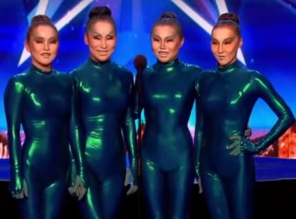 A zsűritagok ámulnak a lányok ruháján – mikor megszólal a zene szóhoz sem jutnak