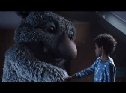 Ez az idei év első igazán jó karácsonyi reklámja! A John Lewis áruházlánc bő két perces reklámja több, mint aranyos. Magával ragadó és tényleg arról szól, amiről a karácsonynak kellene. A szeretetről.