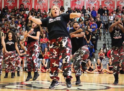 Az igazgató hirtelen beáll táncolni az iskolai csapatba- nézd hogy megdöbbenti diákjait