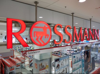 Az illedelmes idős úr segítséget kért az eladótól a Rossmanbann. Erre a fiatal lány EZT közölte a szép korú öregemberrel