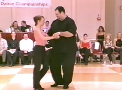 A kövér férfi táncolni kezd – fantasztikus előadással nyűgözi le a közönséget