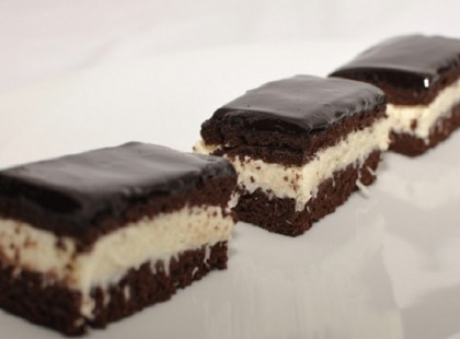 Krémes kókuszos tejszínszelet, jó sok csokoládéval! Ez a sütemény telitalálat!