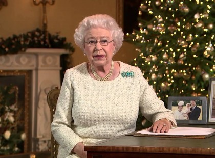 Erzsébet királynő hat méteres karácsonyfájától a lélegzet is eláll