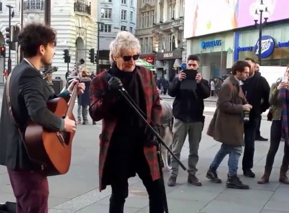 Ezt az élményt soha nem fogják elfelejteni!!Mikor Rod Stewart az utcai zenészt hallgatja kölcsönkéri tőle a mikrofont