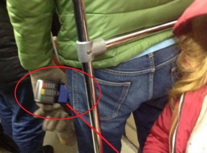 FELHÍVÁS! Ma a buszon észrevettem egy srác kezében EZT a gépet! Mikor megláttam, hogy az emberek zsebéhez érinti, rájöttem milyen aljas dolgot csinál!