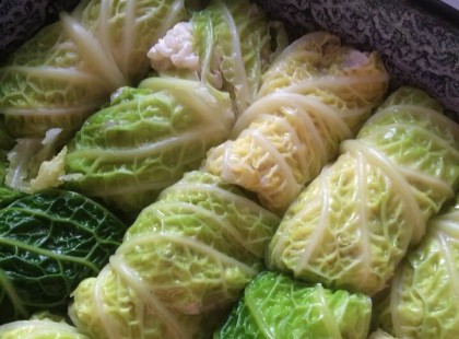 Rakott göngyölt kel sütőbe sütve, jó sok fokhagymás-tejföllel!