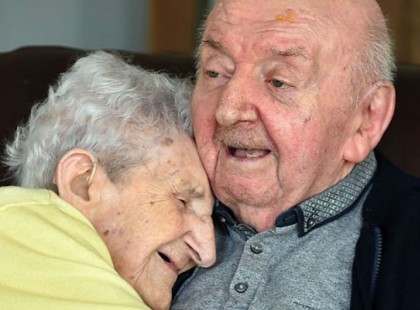„Te mindig édesanya maradsz!” A 98 éves anyuka az idősek otthonában élő 80 éves fiához költözött, hogy gondoskodni tudjon róla