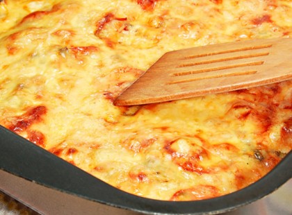 A húst tepsibe tette, megszórta felaprított hagymával és burgonyát tett rá, káprázatos ebéd lett belőle!