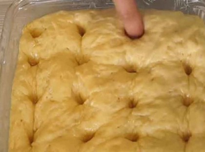 A kelt tésztát tepsibe tette és lyukakat fúrt rá, ez lett az egyik legpuhább süti, amit valaha kóstoltam!