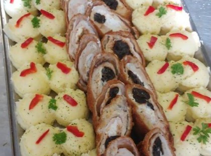 Aszalt szilvával és feta sajttal töltött csirkemell bécsi bundában zöldfűszeres burgonya pürével