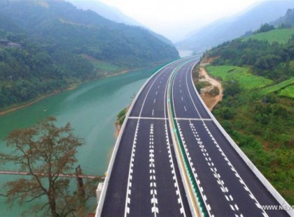 Az ország, amely hat hónap alatt 135 km hosszú autópályát épített. Gyönyörű felvételek!